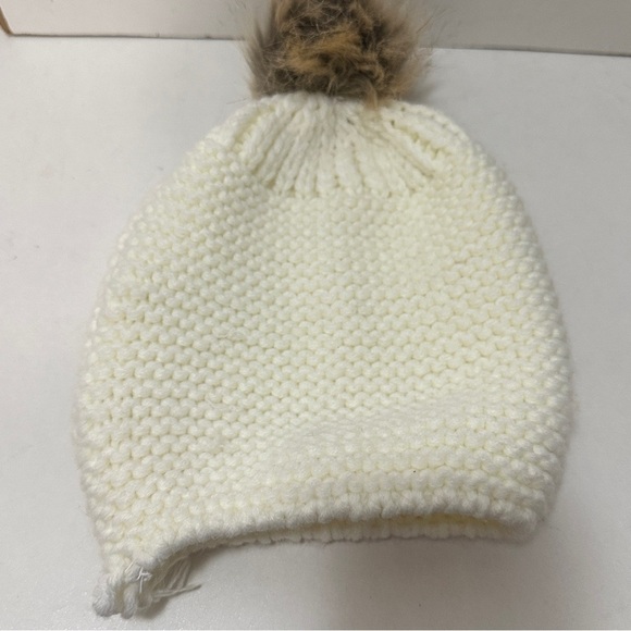 Elegant Cream Knit Beanie with Faux Fur Pom-Pom - Picture 2 of 4